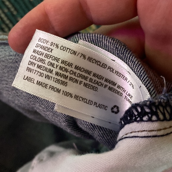 Universal Thread 18W distressed jean shorts - Picture 4 of 5